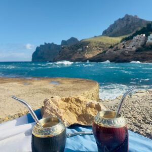 Mate Torpedo forrado en cuero con virola cincelada y base de alpaca con pelotas de bronce