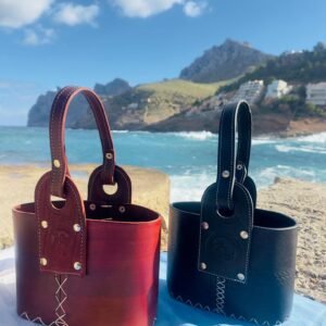 Media Canasta de cuero con detalles repujados